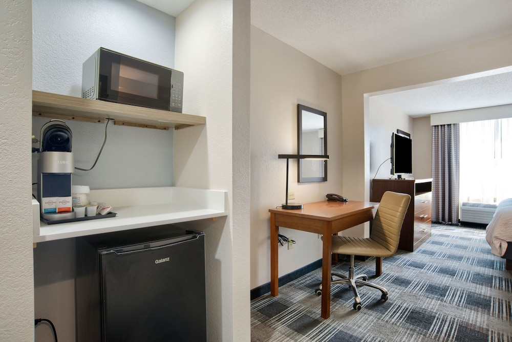 Standard Room, 2 Queen Beds - Photo 3