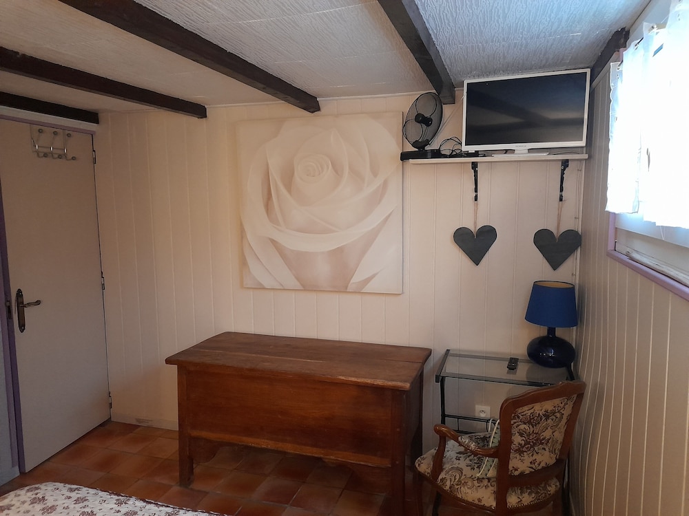 Basic Single Room, 1 Double Bed photo 2