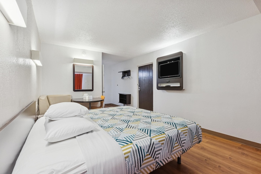 Standard Room, 1 King Bed, Non Smoking photo 2