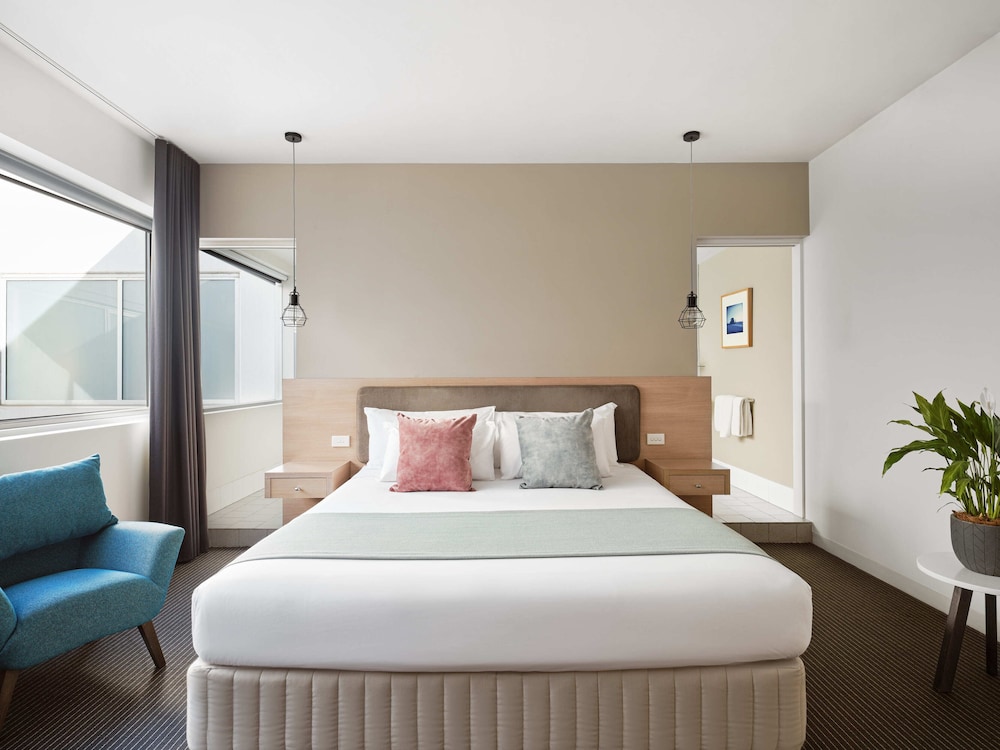 Premier Room, 1 King Bed photo 3