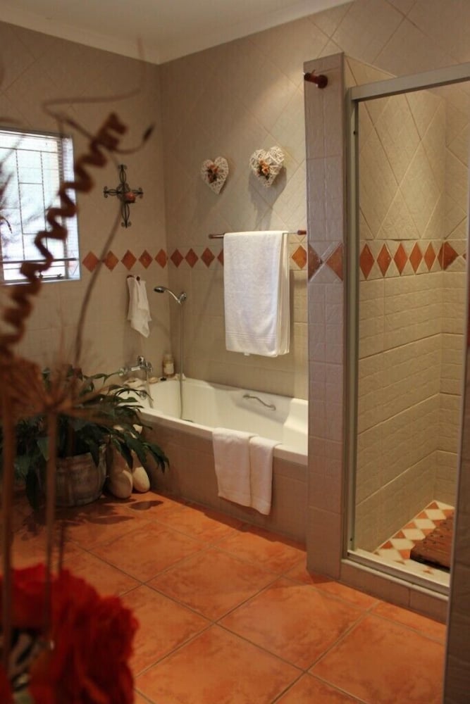 Queen Bedded Room With En-Suite Bathroom (2) photo 2