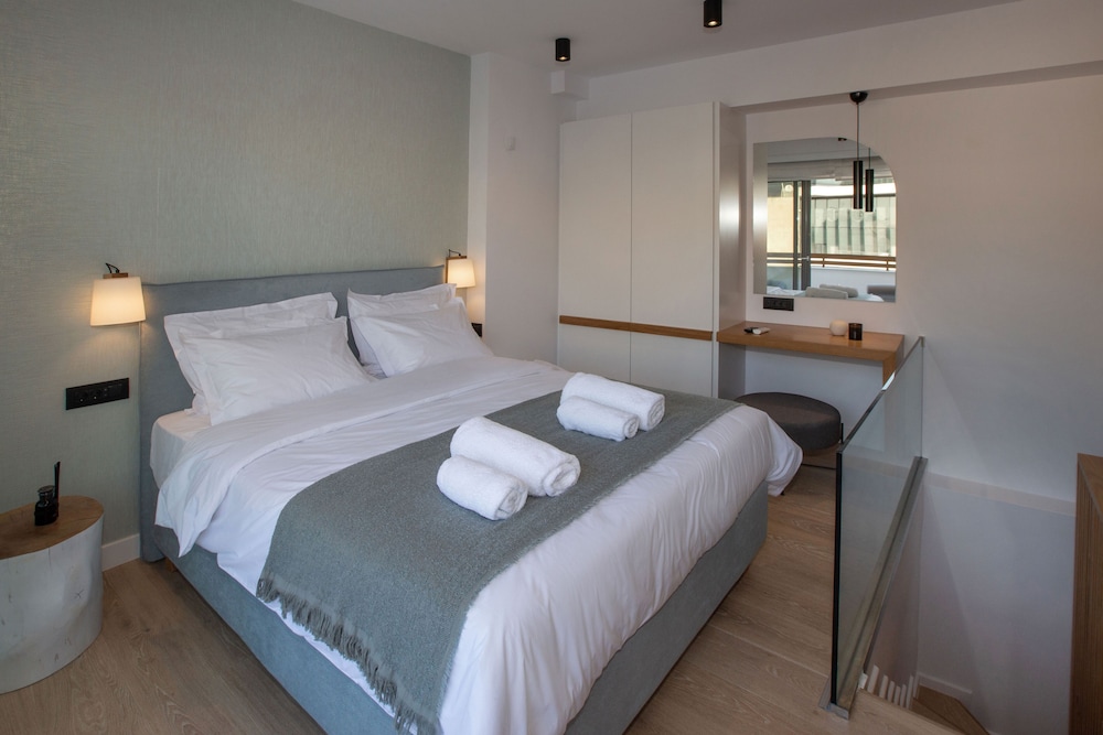 Luxury Penthouse, 1 Bedroom, Jetted Tub, City View (5&6) photo 2
