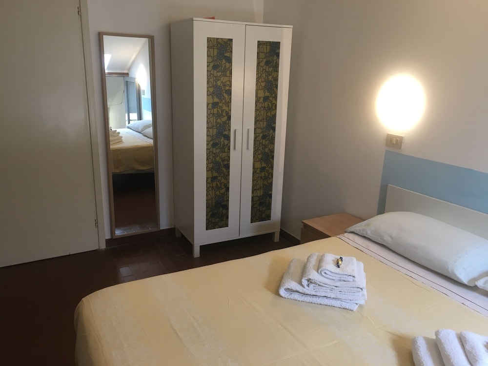 Economy Double Or Twin Room - Photo 4