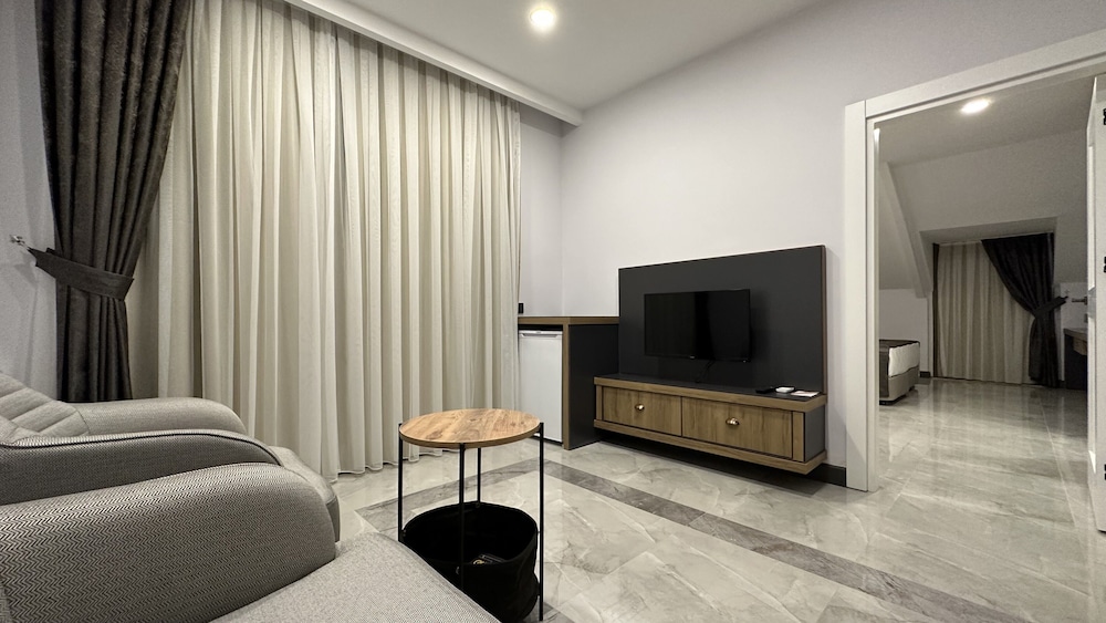 Junior Suite, Multiple Beds thumbnail 6