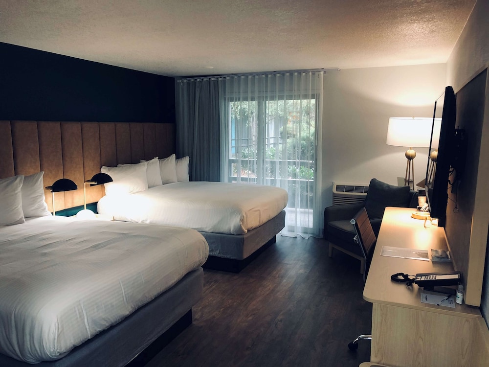 Standard Room, 2 Queen Beds, Balcony, Courtyard View - Photo 4