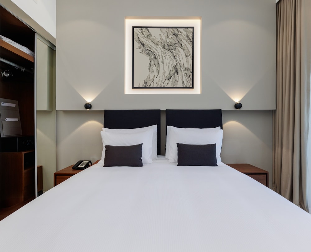 Standard Room, 1 King Bed photo 3