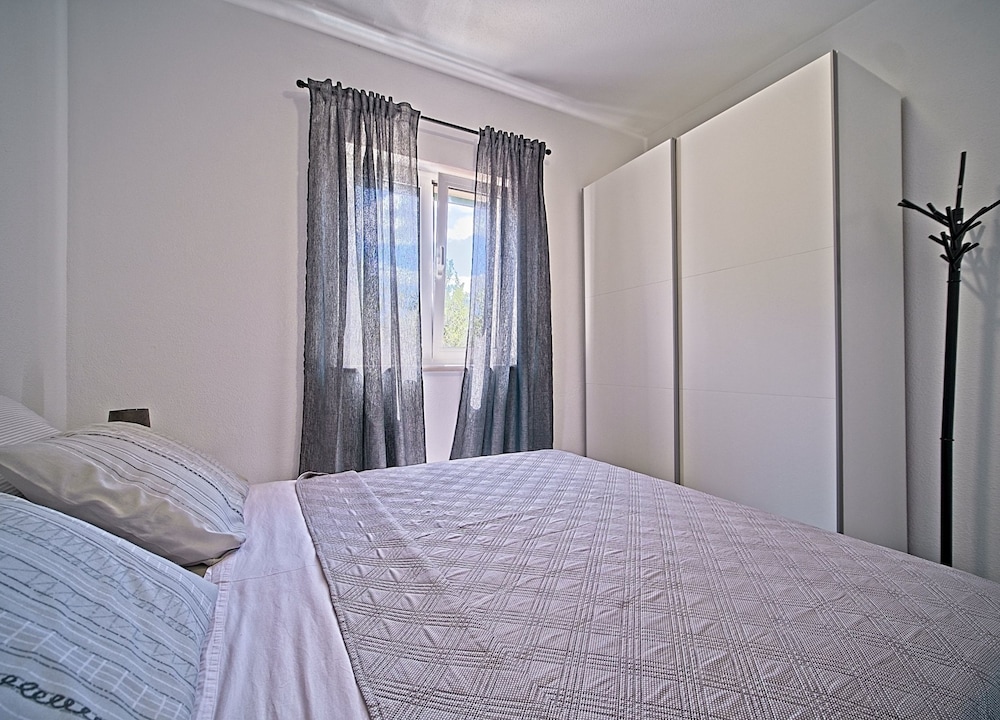 House (Two Bedroom Holiday Home with Pool) photo 2
