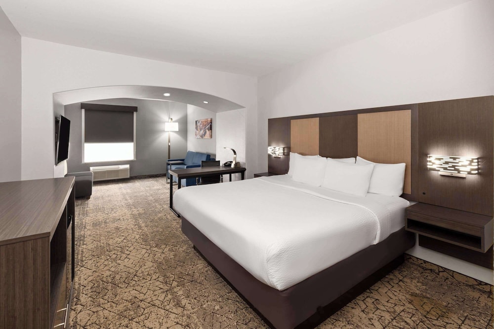 Room, 1 King Bed, Non Smoking - Photo 3