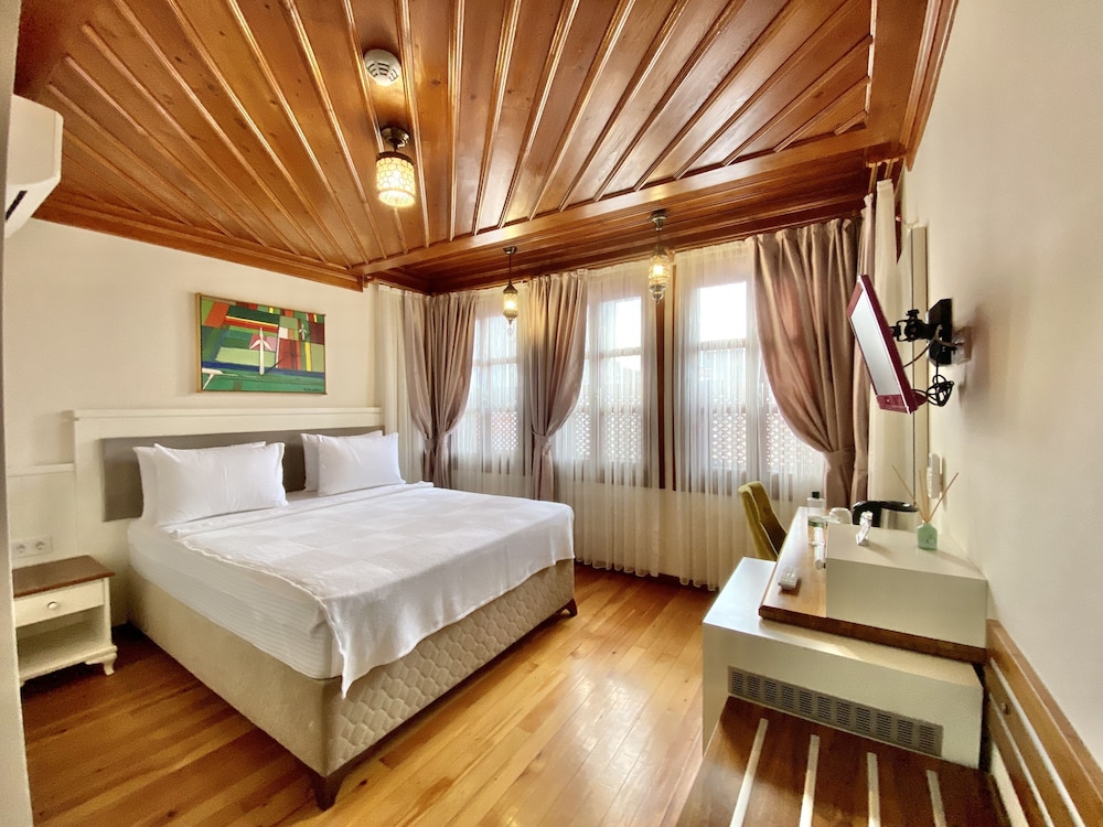 Deluxe Double Room thumbnail 6