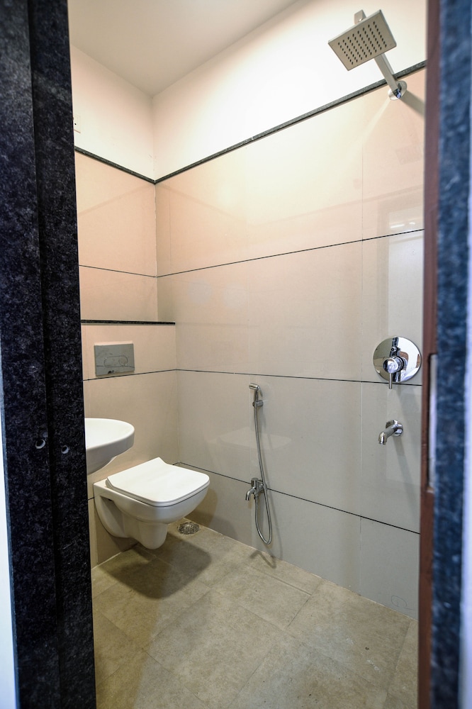 Deluxe Room - Photo 16