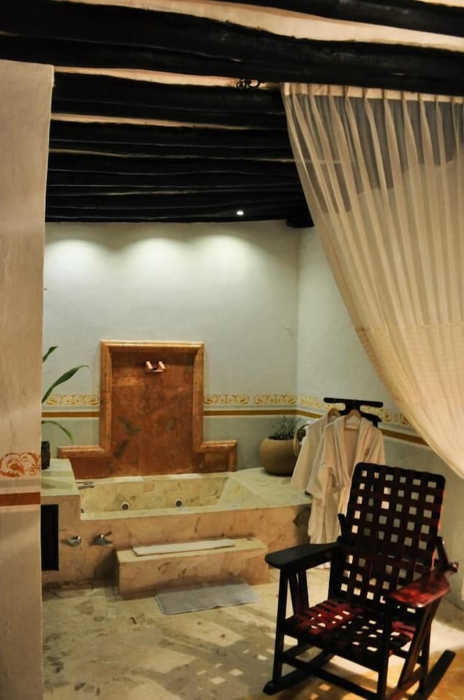 Deluxe Suite, 1 King Bed (Jacuzzi) photo 1