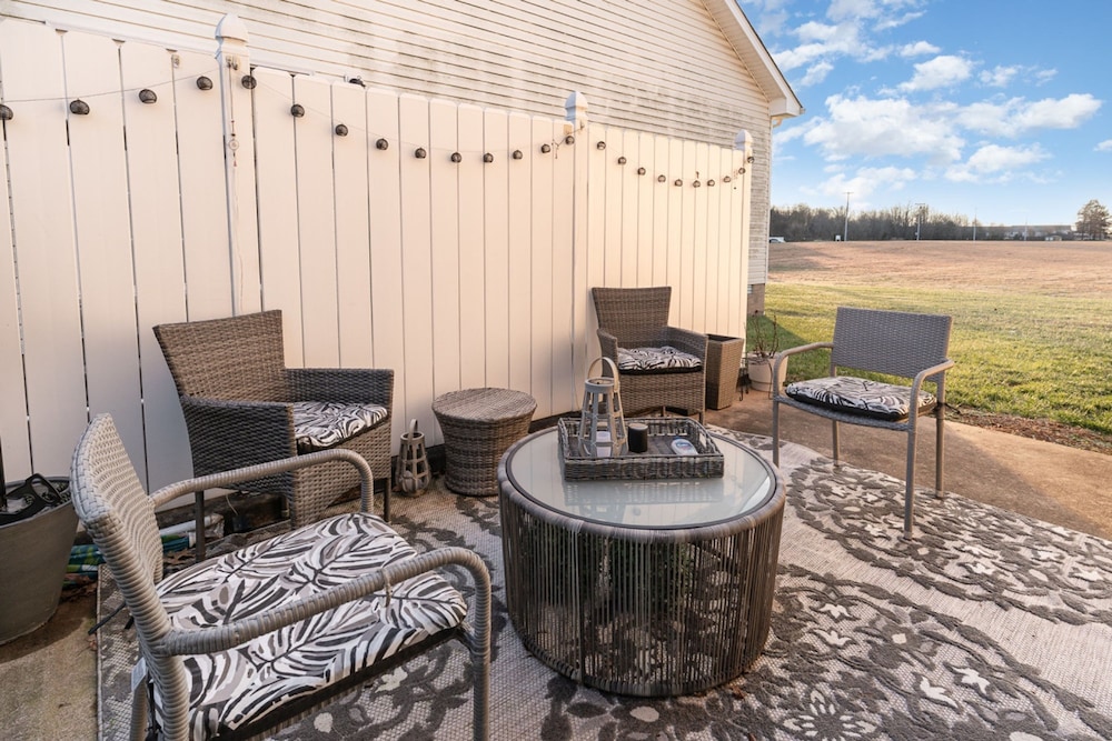 Stylish 2BR Townhome w Garage Patio Perfect for Stays or Assignments, Foto 22