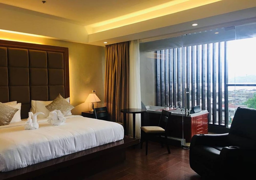 Executive Suite - Photo 6