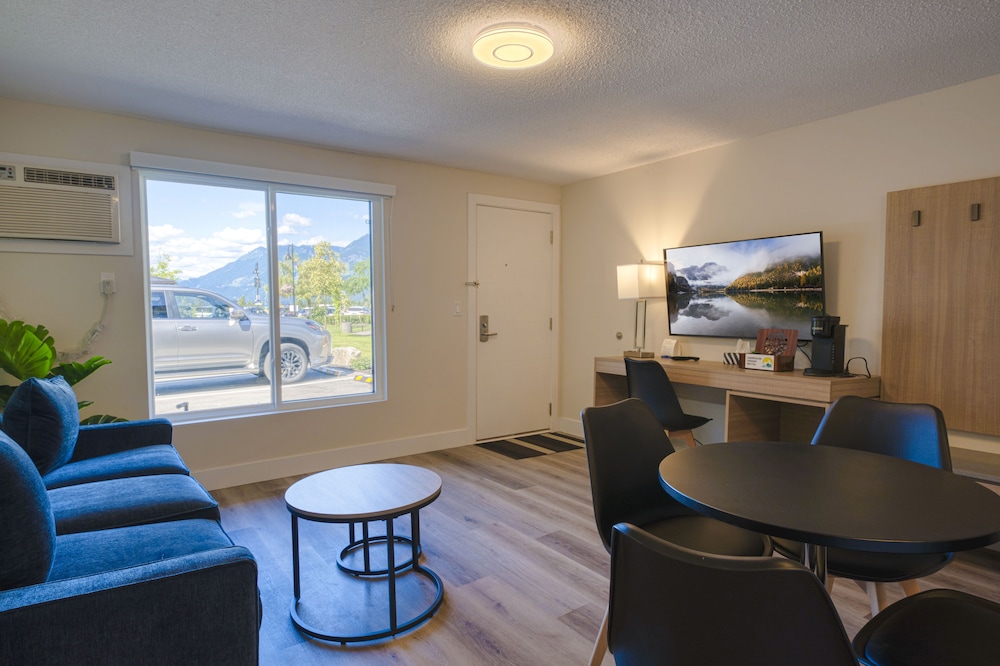 Signature Queen Suite Lake View and Patio