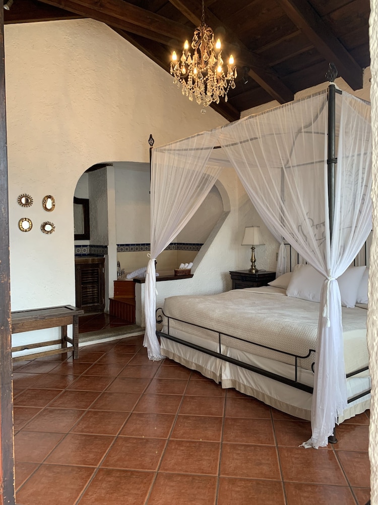 Deluxe Studio Suite, 1 King Bed photo 1