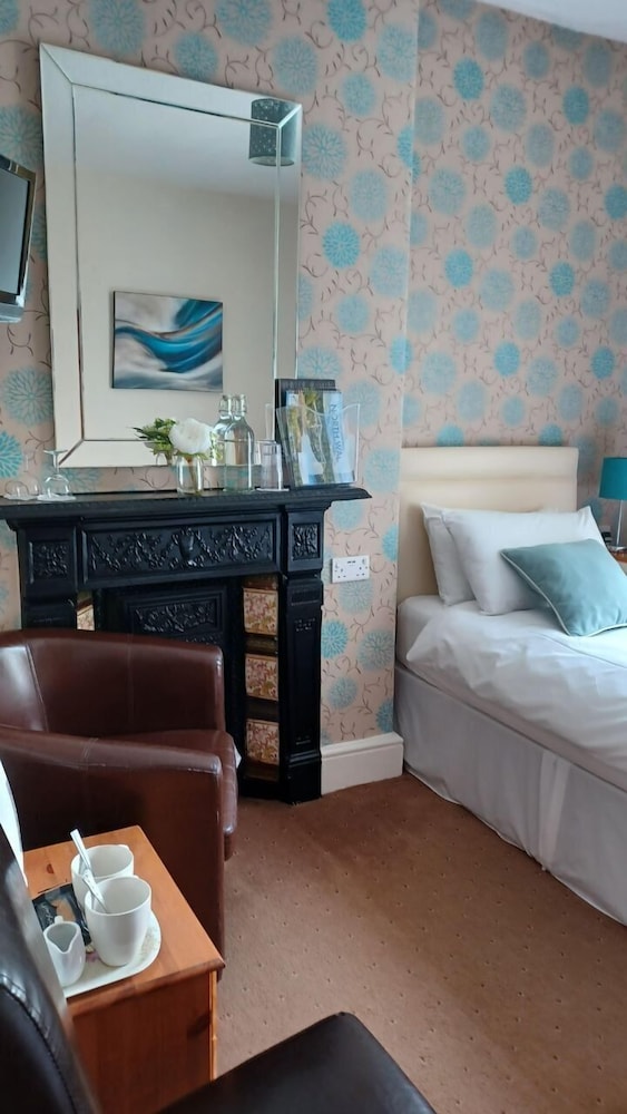 Twin Room, Private Bathroom (Room 4 (Not En-Suite)) photo 3