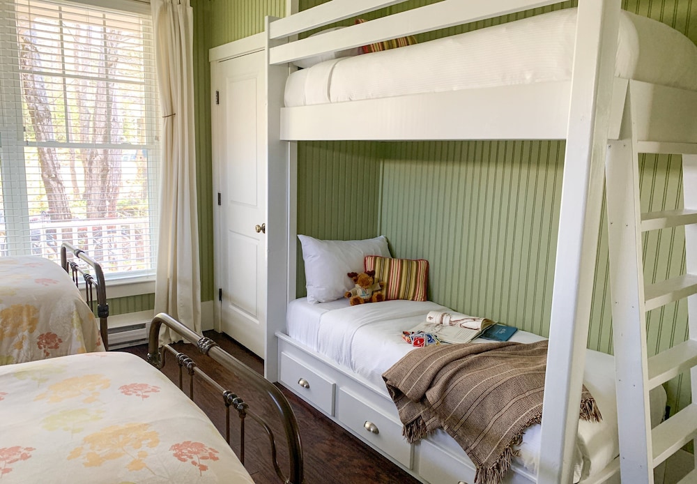Cottage Single Story With Bunks