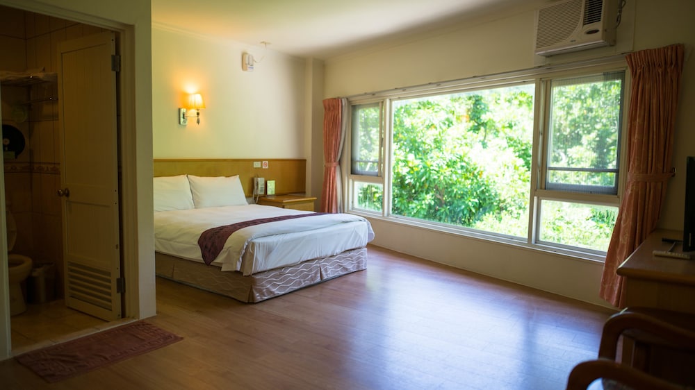 Economy Double Room, 1 Bedroom, Poolside photo 3
