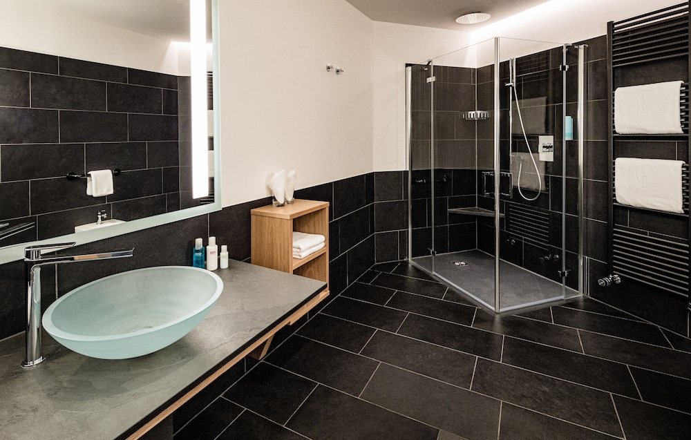 Deluxe Double Room, Accessible photo 3