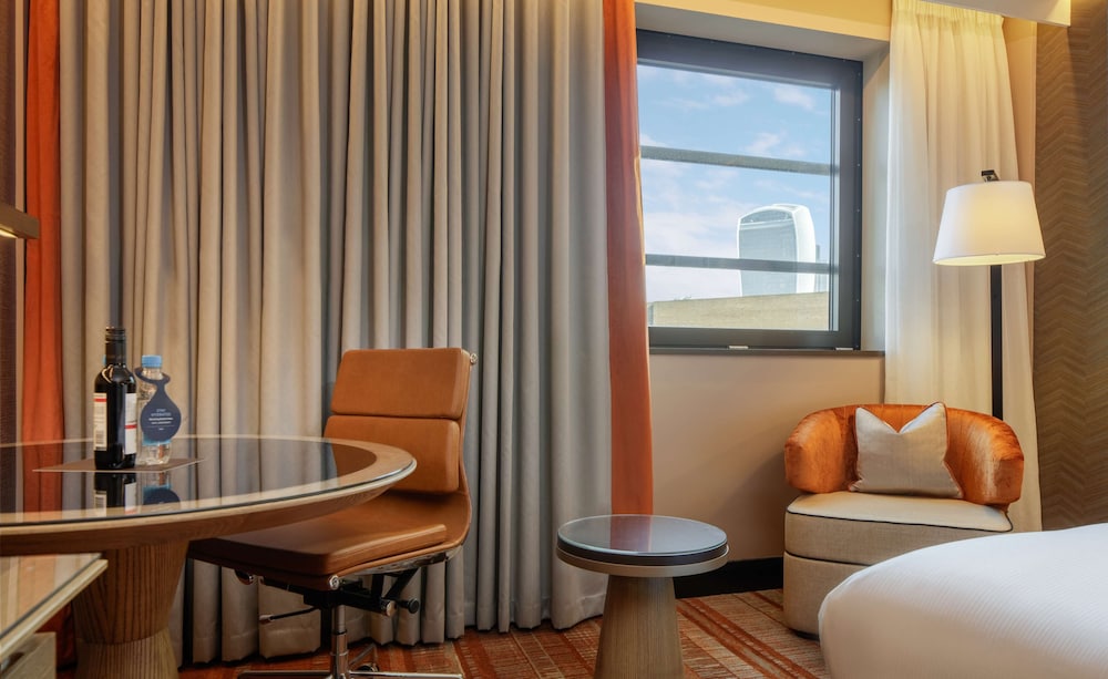 Deluxe Room thumbnail 5