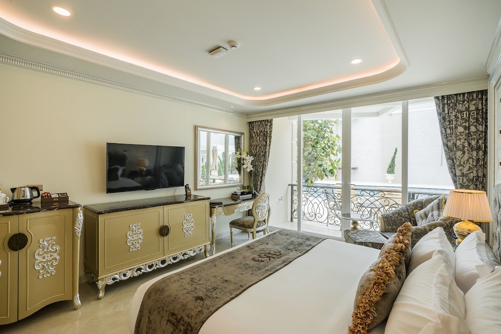 Deluxe Room with Pool Access thumbnail 5
