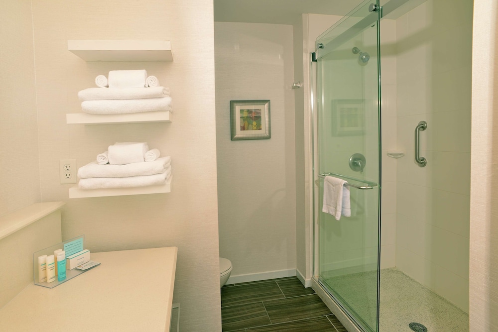 Room, 1 King Bed, Refrigerator photo 2