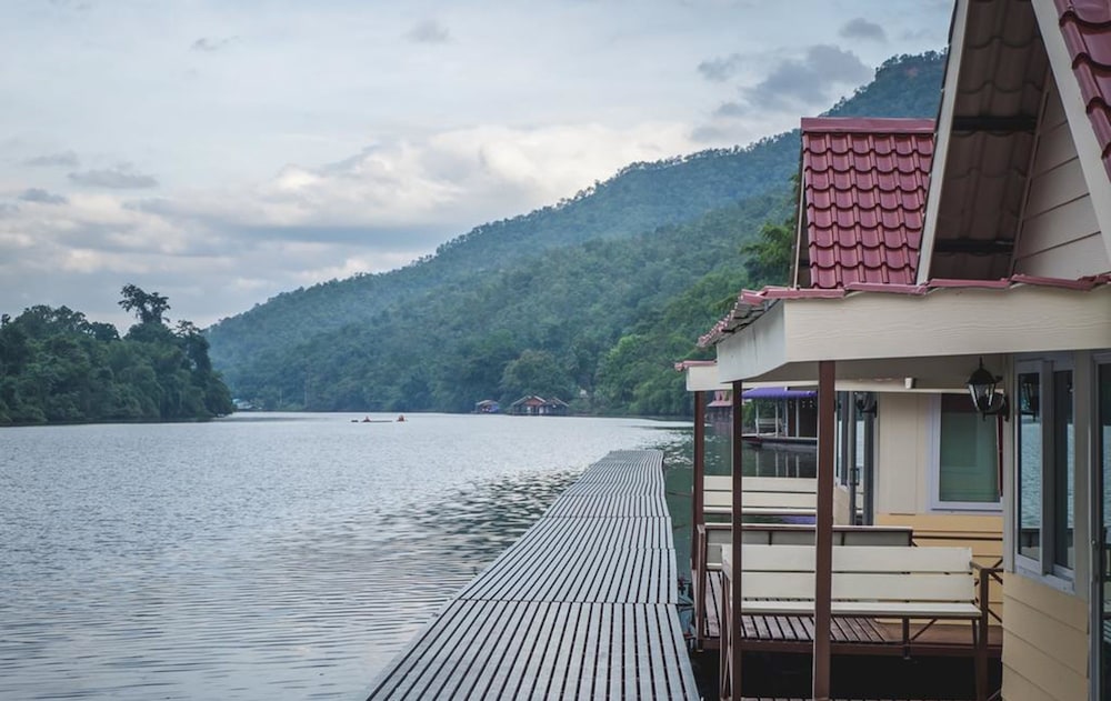 Riverside Bungalow photo 2