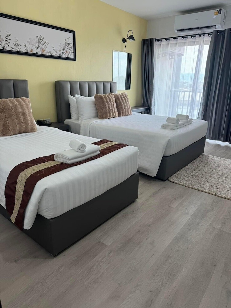 Deluxe Room - Photo 9
