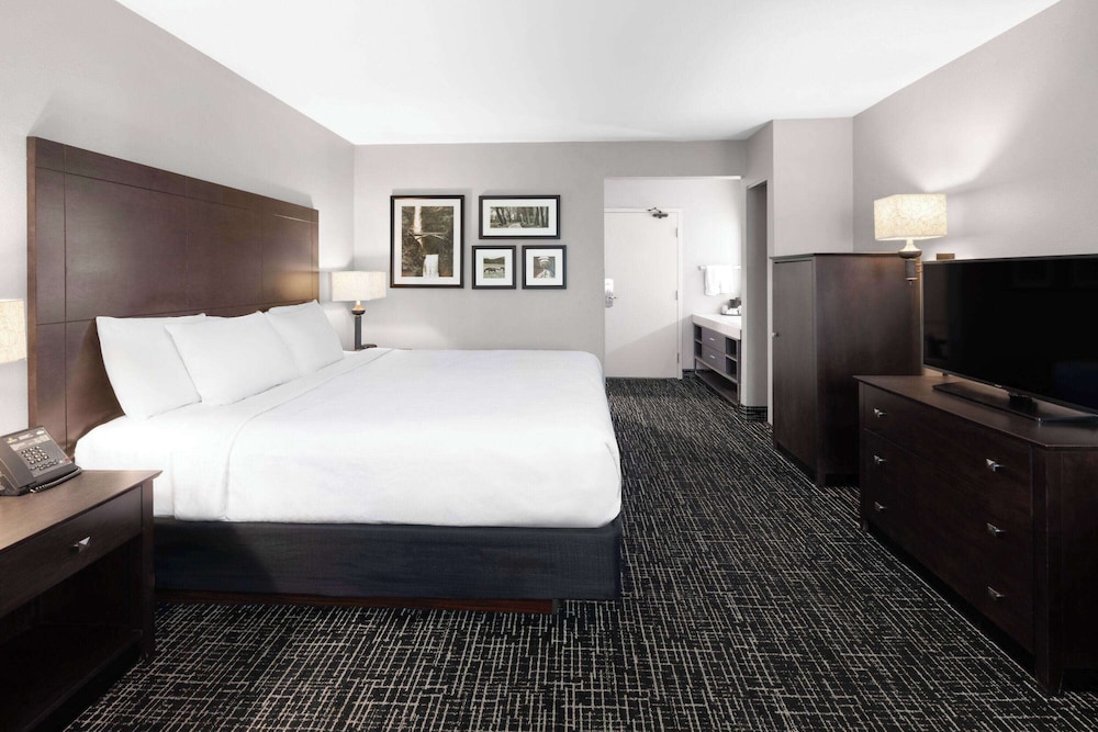 Deluxe Room, 1 King Bed, Non Smoking - Photo 2
