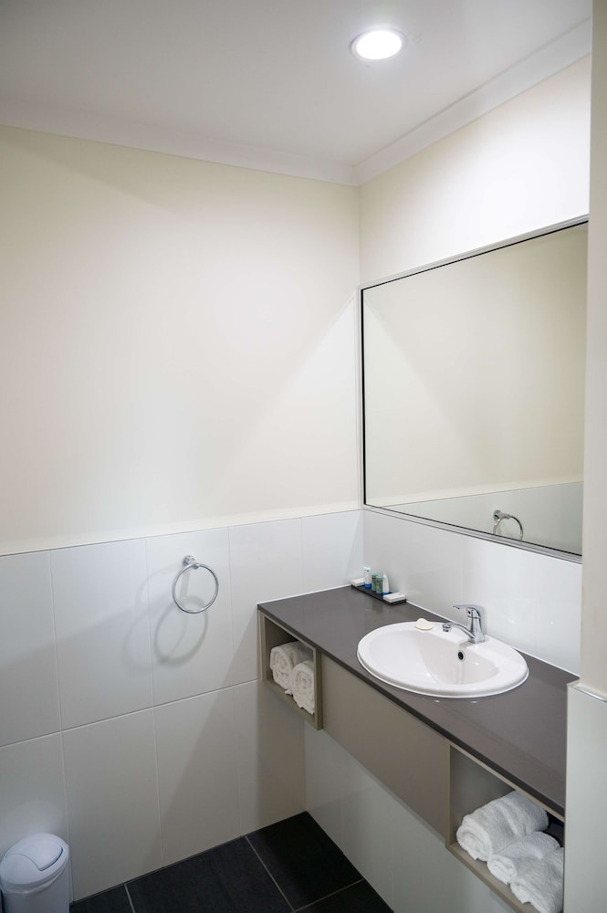 Deluxe Room, 1 King Bed, Non Smoking - Photo 11