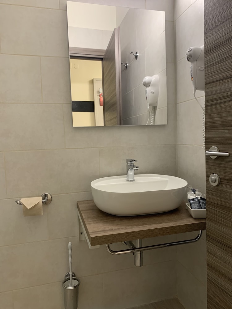 Premium Double or Twin Room - Photo 27