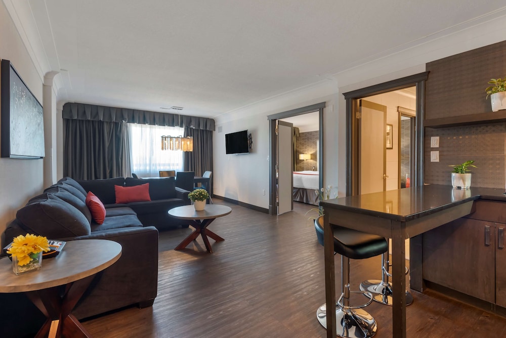 Suite, 1 King Bed, Non Smoking, Jetted Tub (Living Room;with Sofabed) - Photo 8
