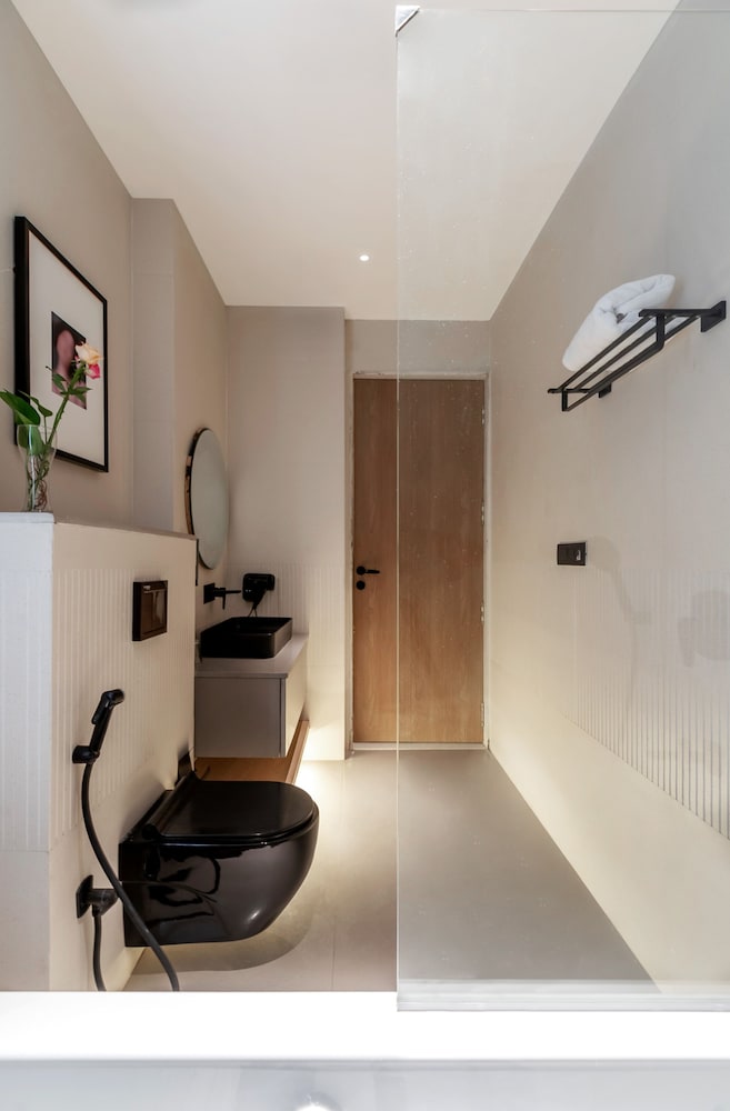 Courtyard Suites with City View bath tub photo 3