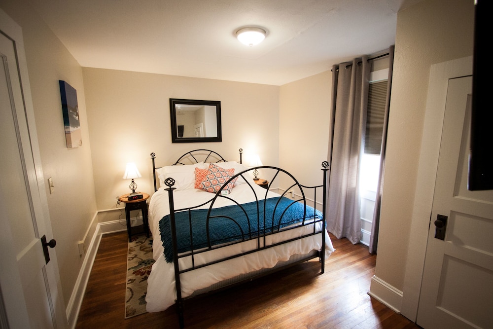 Apartment, 1 Queen Bed with Sofa bed, Kitchenette (205)