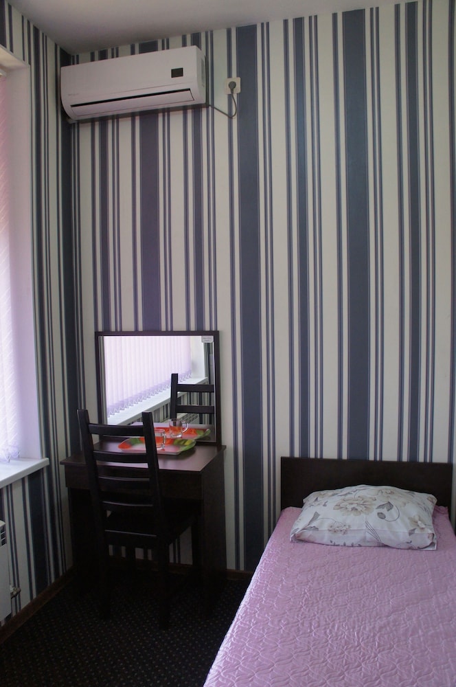 Standard Single Room, 1 Large Twin Bed, Non Smoking, Courtyard View photo 2