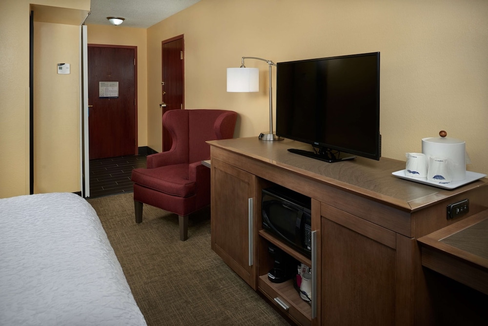Room, 1 King Bed, Accessible, Bathtub - Photo 4