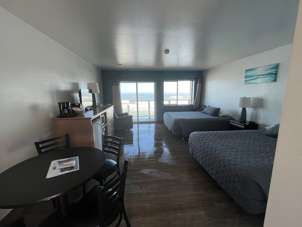 Standard Double Room, 2 Queen Beds, Roll-In Shower, Oceanfront