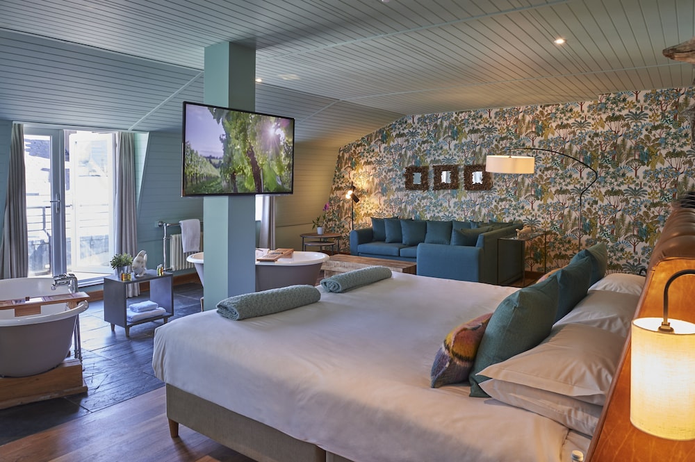 Signature Suite - Photo 4