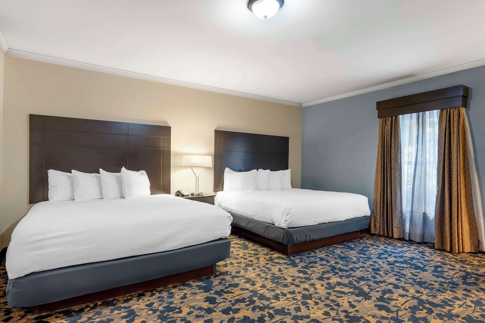 Standard Room, Multiple Beds, Non Smoking, Microwave - Photo 1