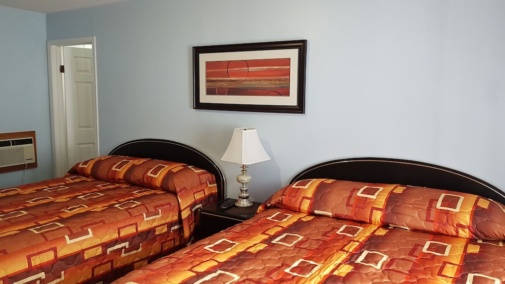Basic Quadruple Room, 2 Queen Beds photo 3