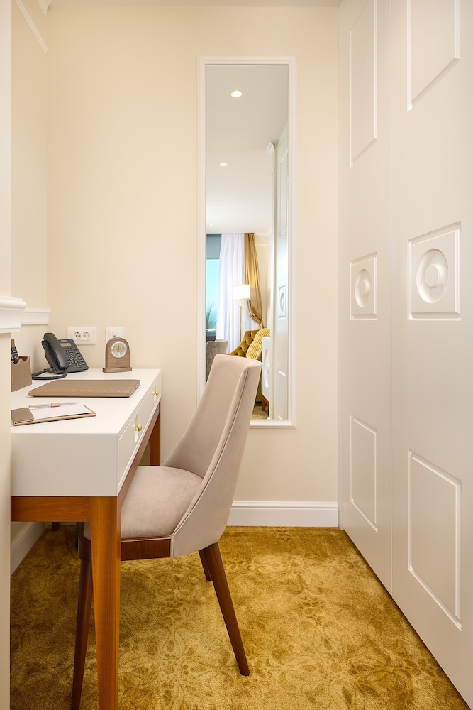 Deluxe suite (Sea front, Balcony, Jacuzzi) - Photo 3