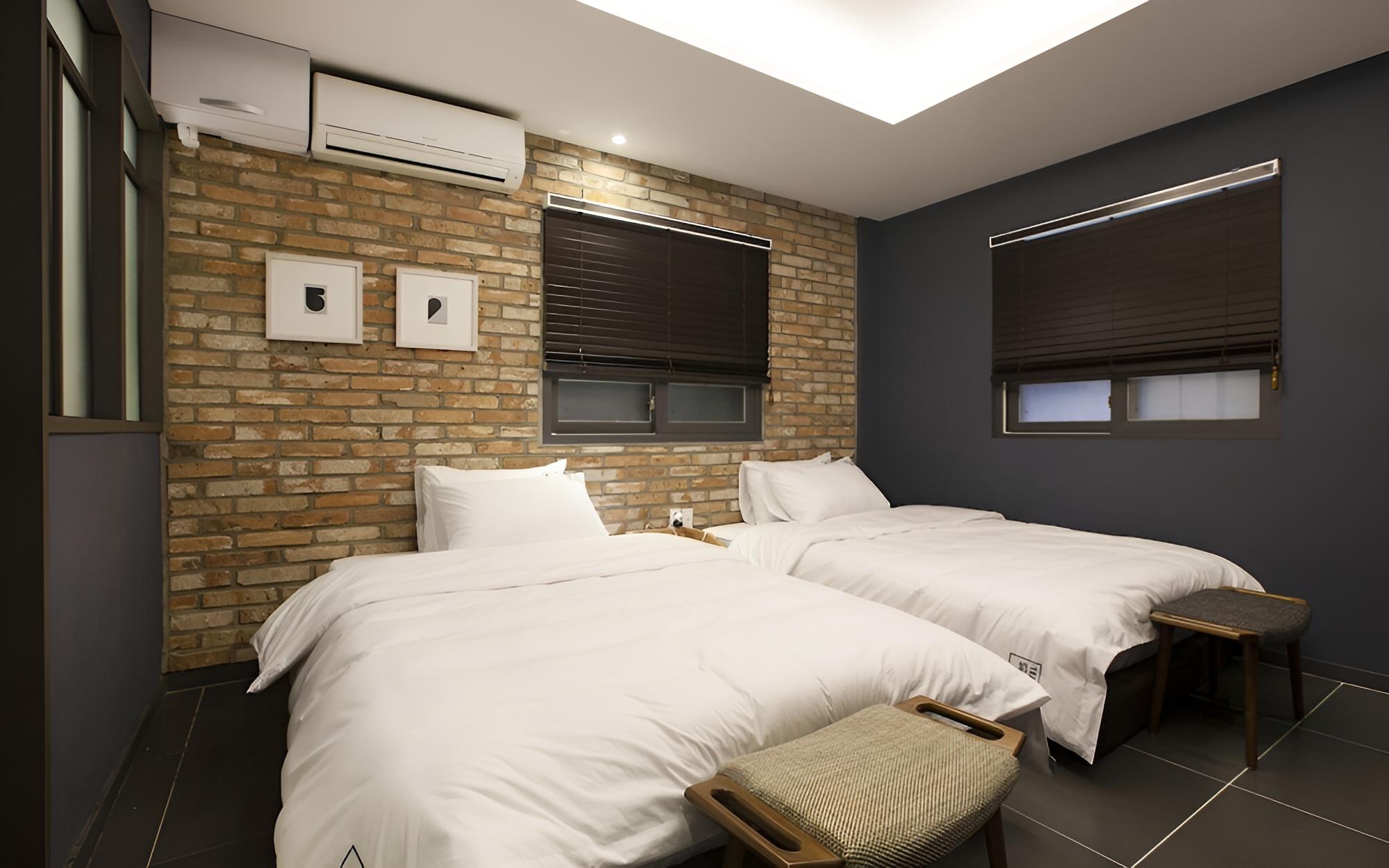 Room (Twin (single + single bed Netflix ava)