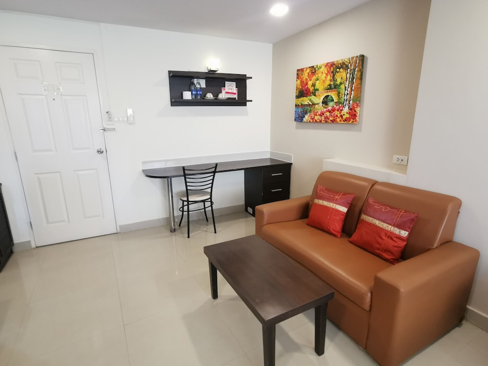 Deluxe Double or  Twin with Breakfast and Airport Transfer - Photo 12
