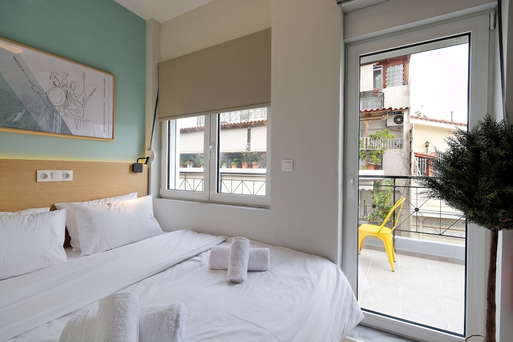 Deluxe Studio Suite, 1 Queen Bed, Balcony photo 2