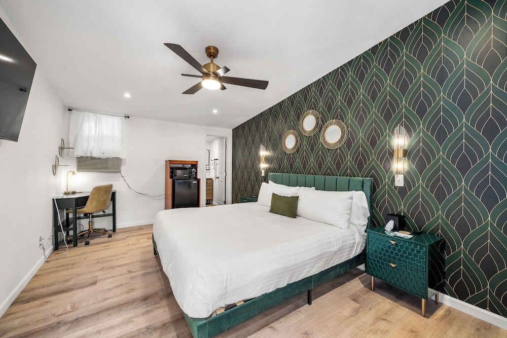 Deluxe Room, 1 King Bed photo 2