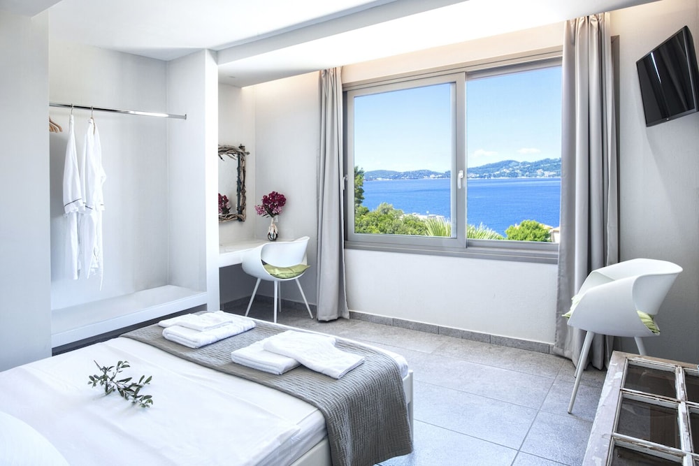 Double Room, 1 King Bed, Sea View photo 2