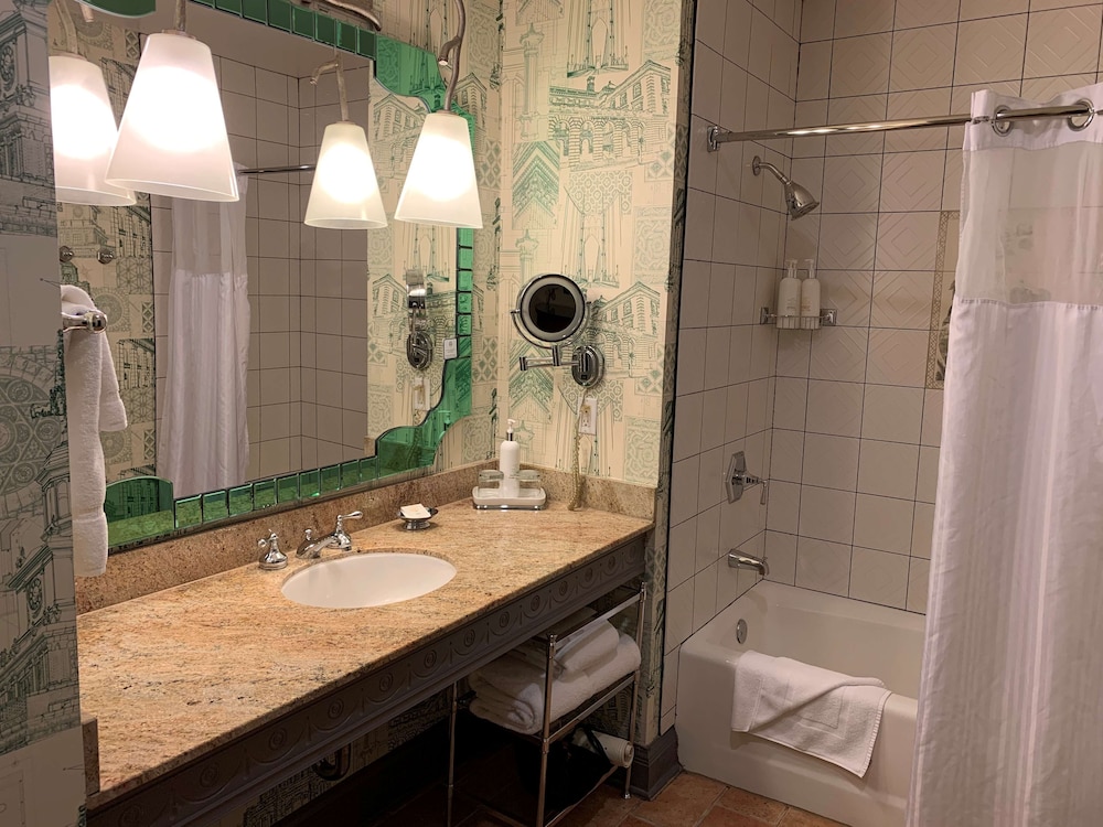 Suite, 1 Bedroom (2 Queen Beds) thumbnail 5