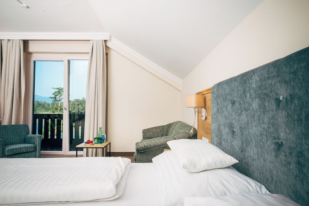 Exclusive Double Room, 1 King Bed, Balcony, Lake View photo 2