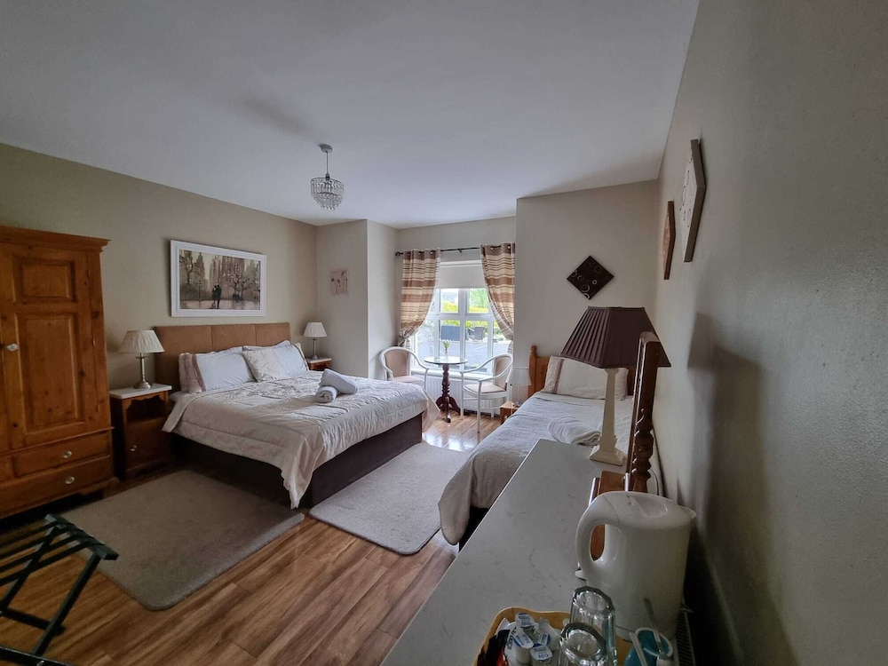 Classic Room, 1 King Bed photo 2
