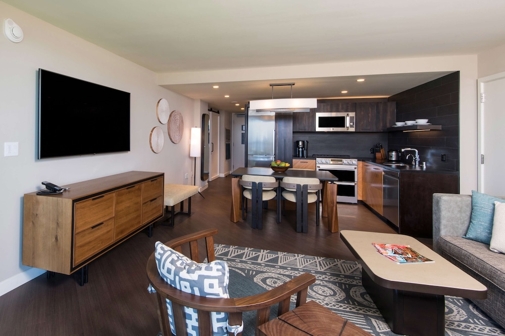 Luxury Suite, 2 Bedrooms, Resort View (Suite) thumbnail 6